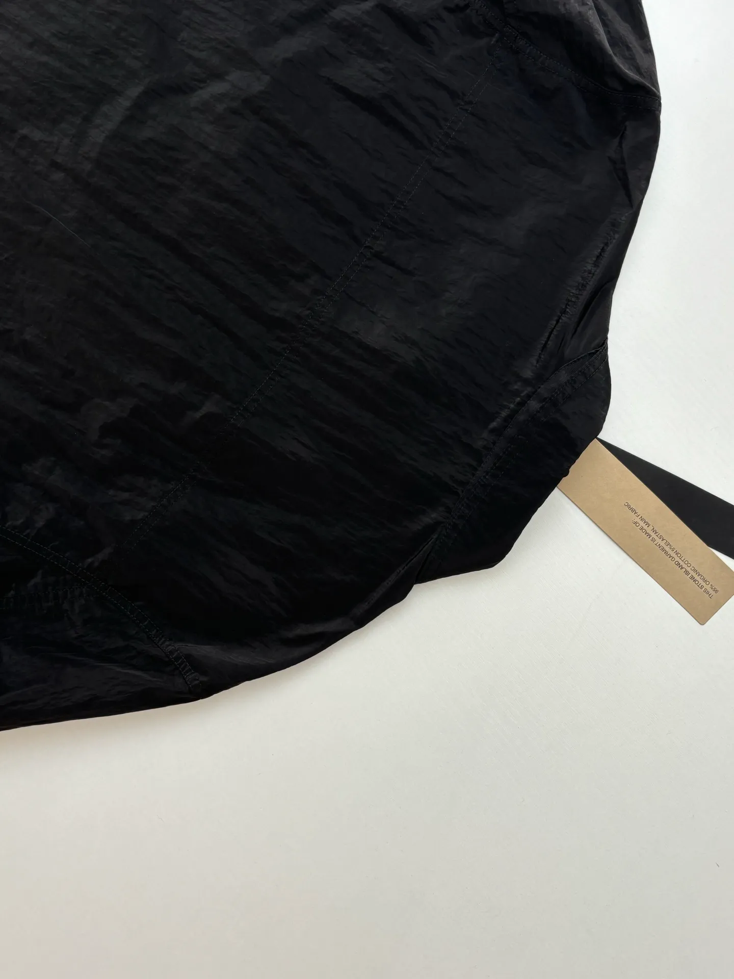 🅿️560 Stone Lslan*/Stone Island Arm Sleeve Logo Jacket Jacket Made of woven nylon fiber, it is extremely lightweight, durable and wear-resistant. During the spinning process, the nylon fiber is steam treated to obtain a texture comparable to organic fiber. Multiple work pockets are hand-sewn. A finished product is very time-consuming and labor-intensive. Just to pursue the most perfect texture. The classic logo square badge on the placket is quilted and thickened, windproof and warm. A full set of special buttons and hardware accessories, original YKK zippers, and waterproof fabric.  Size：S/M/L/XL